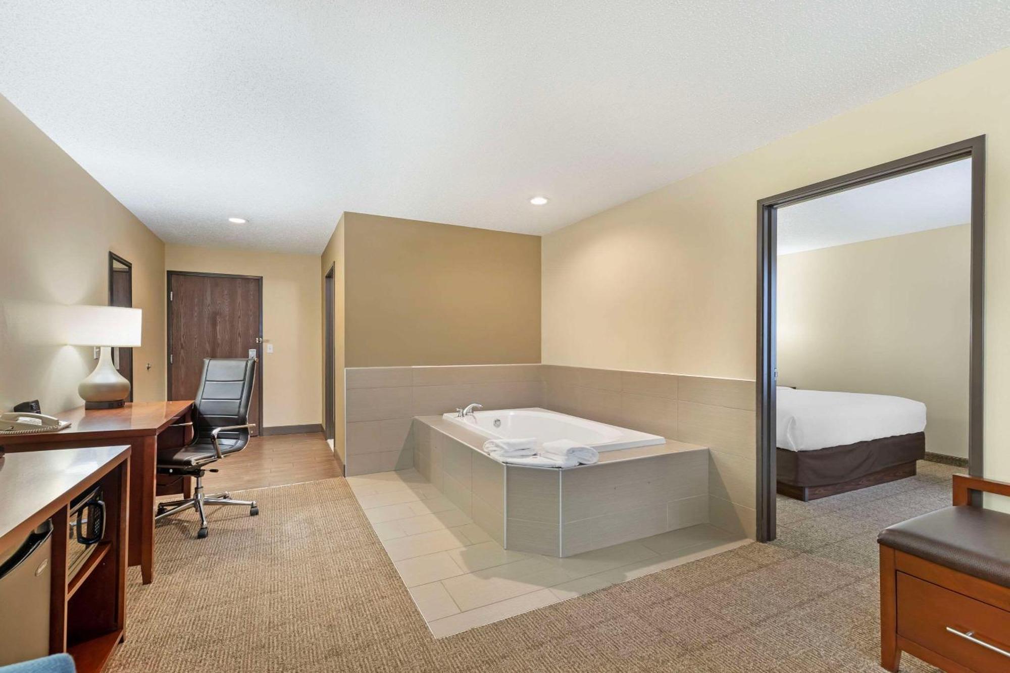 Comfort Suites Cedar Falls Esterno foto